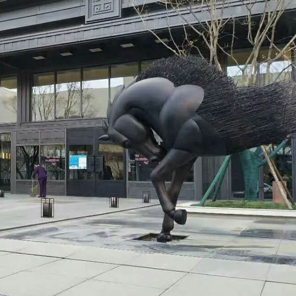 Scultura d'arte moderna in metallo di cavallo in bronzo che mostra un corpo forte e la testa china