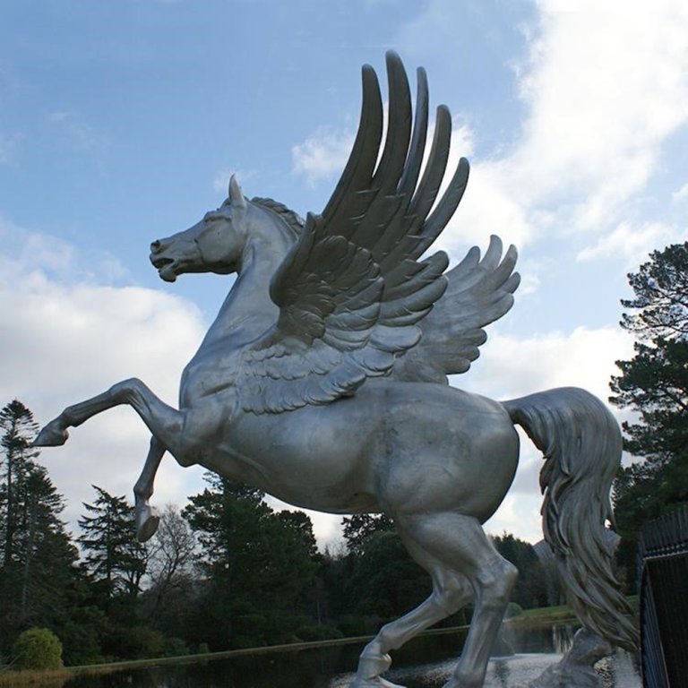 Sculpture de cheval ailé en bronze d'extérieur représentant Pégase cabré avec des ailes détaillées