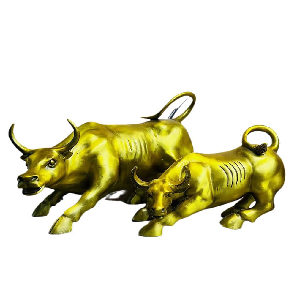 Paire de figurines en bronze du Taureau de la Bourse en teinte dorée