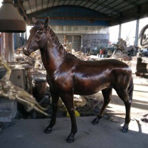 Estatua de Caballo Realista de bronce con cuerpo musculoso detallado y postura elegante