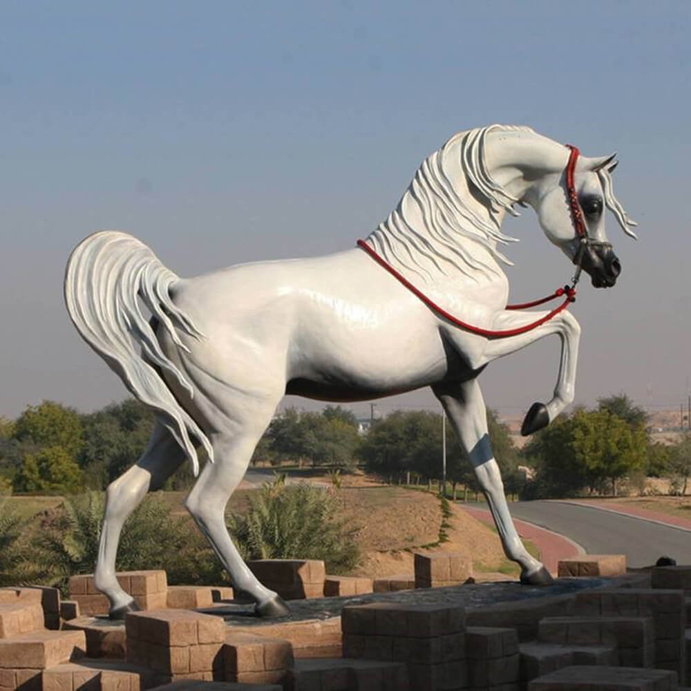 Weiße Araberpferd-Statue Bronzeskulptur, die ein majestätisches Pferd mit erhobenem Bein und fließender Mähne zeigt