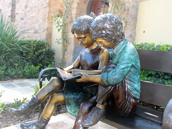 Escultura Mejor Amigo lectores de bronce