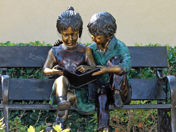 Escultura Mejor Amigo momento de lectura compartida en bronce