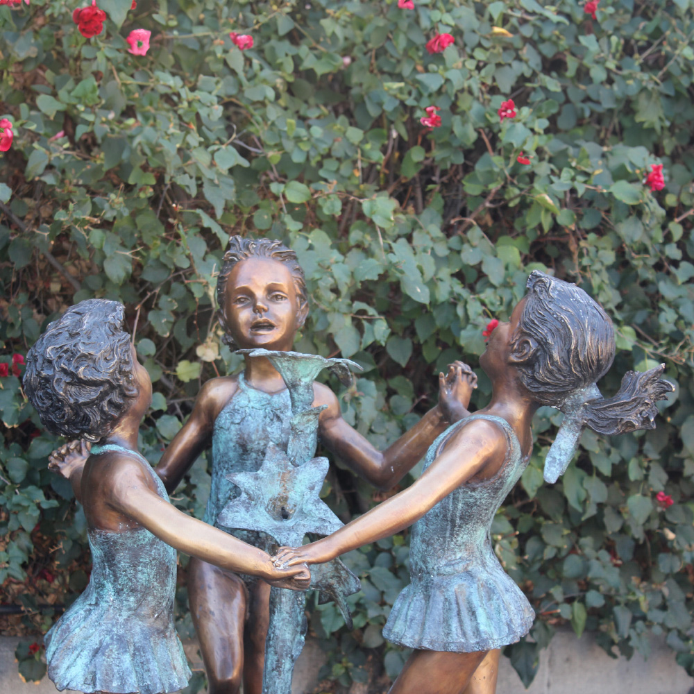 Escultura de bronce del Jardín del Círculo de Amigos niños bailando