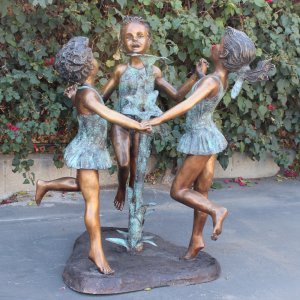 Sculpture en bronze « Cercle d'amis » pour jardin avec une fleur