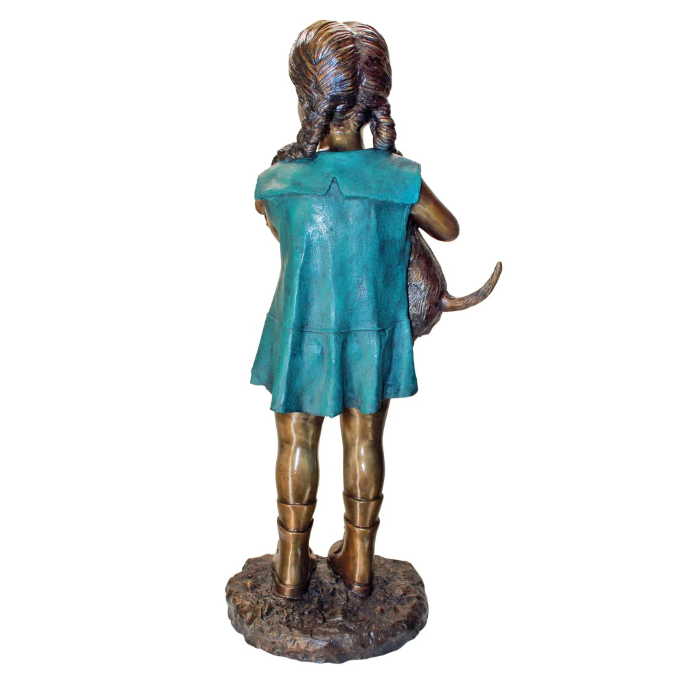 Vista trasera de estatua de niña de bronce sosteniendo un perro