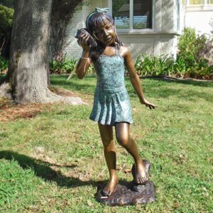 Estatua de jardín de bronce de niña escuchando una concha