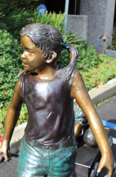 Escultura Hermano y Hermana de bronce niña tirando de un carro