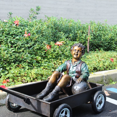 Escultura Hermano y Hermana de bronce niño en un carro