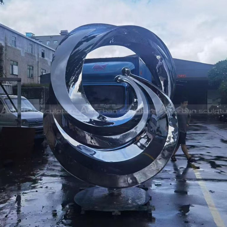 Sculpture abstraite en acier inoxydable de forme circulaire
