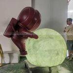 Astronaut hält Mond Glasfaser-Statue