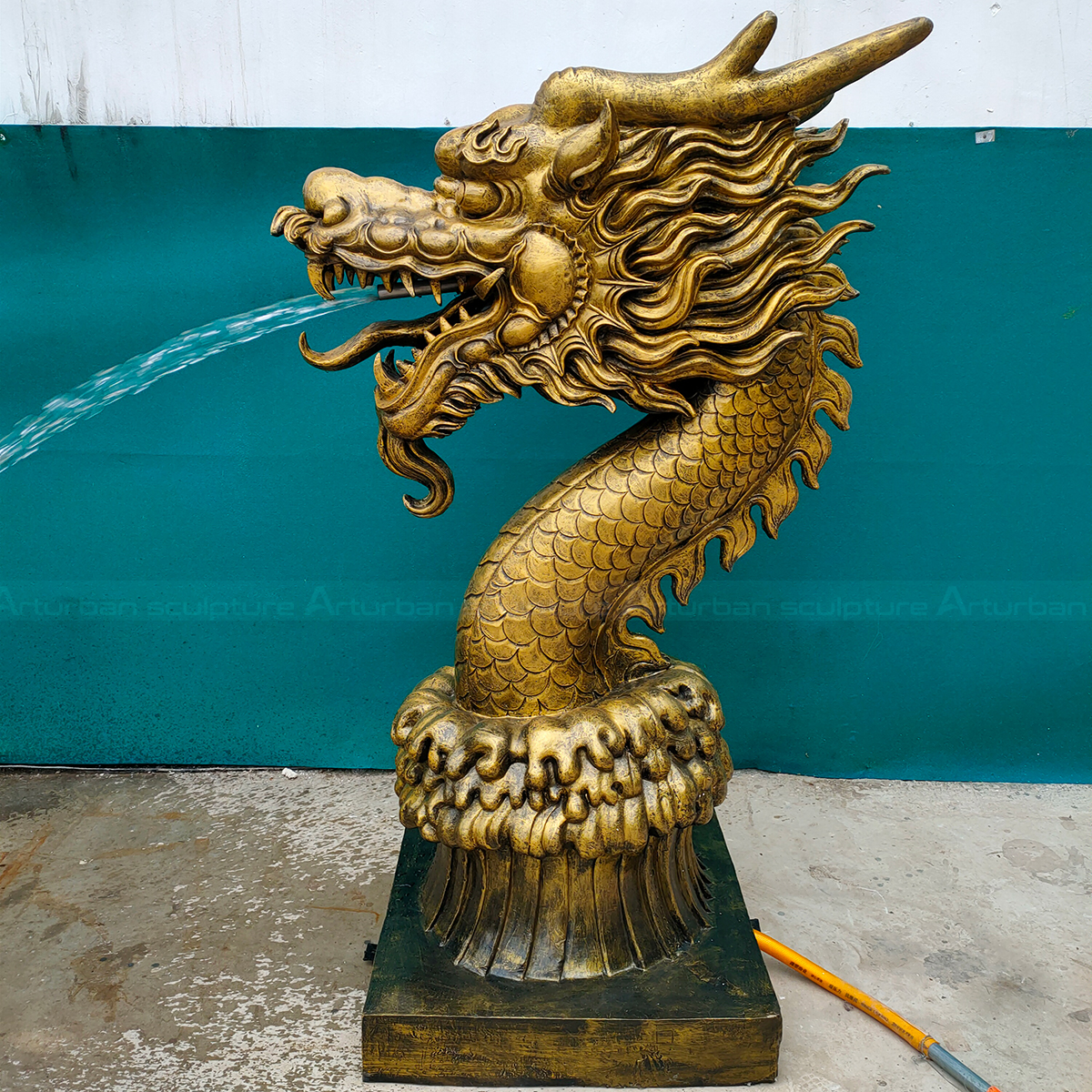 Bronzener Drachenkopfbrunnen mit fließendem Wasser