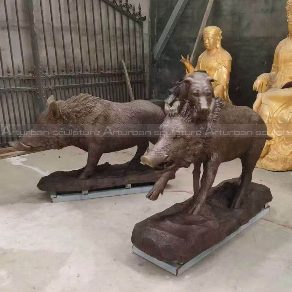 Paire de sculptures de sanglier grandeur nature en bronze