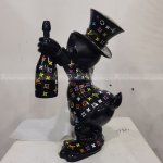 Estatua de fibra de vidrio del Pato Dagobert LV sosteniendo champán