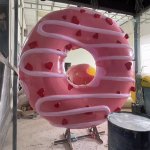 Donut-Statue mit Herz-Streuseln