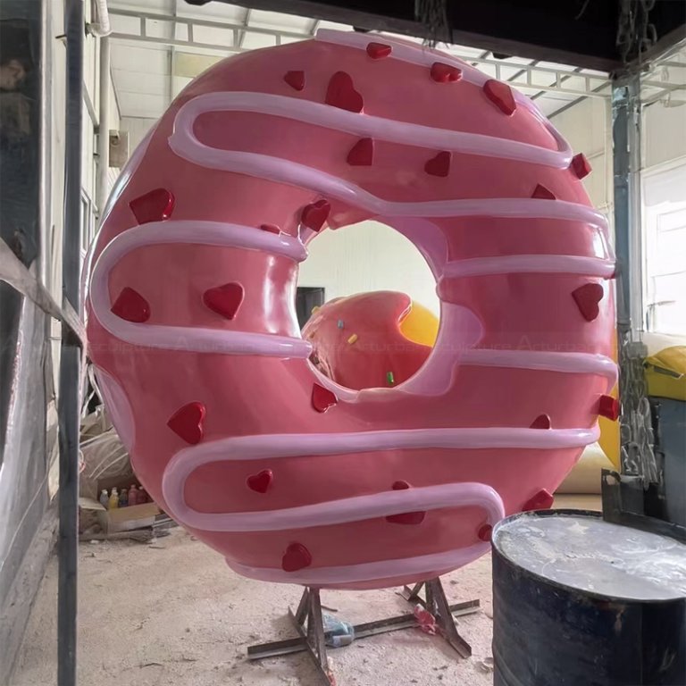 Donut-Statue mit Herz-Streuseln