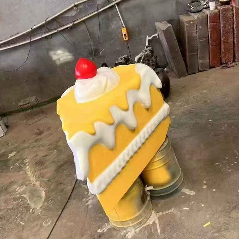 Fiberglas Kuchenstück-Skulptur mit Erdbeer-Topping