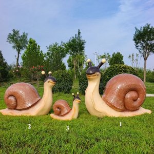 Escultura de jardín de caracol lindo de fibra de vidrio familia en el césped