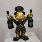 Estatua del Tío Scrooge en fibra de vidrio con botellas