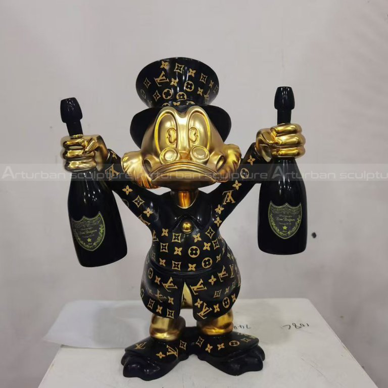 Estatua del Tío Scrooge en fibra de vidrio con botellas