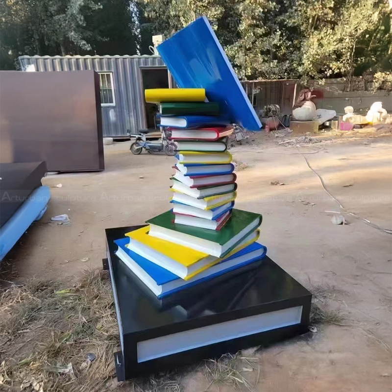 Gartenstatue aus Fiberglas in Buchform
