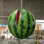 Riesige Wassermelonen-Brunnenskulptur