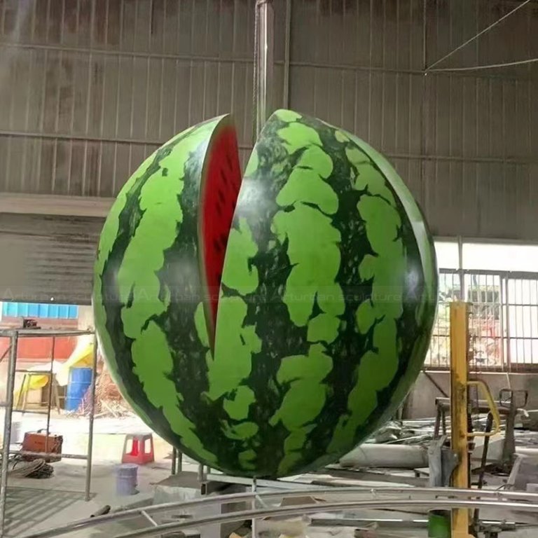 Riesige Wassermelonen-Brunnenskulptur