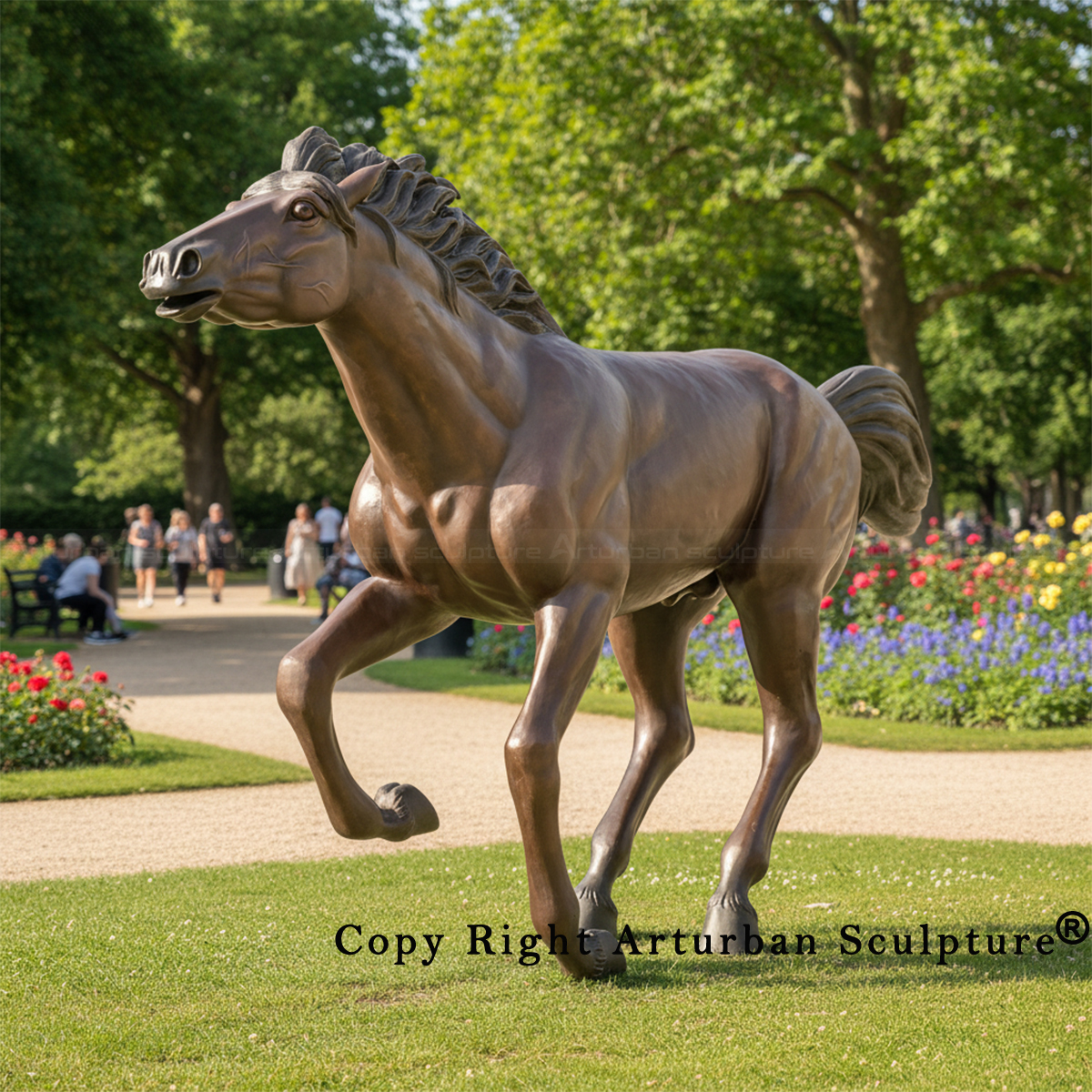 Grande statue de cheval extérieure dans le parc ou le jardin