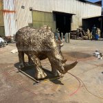 Statue en bronze de rhinocéros extérieure, tête baissée