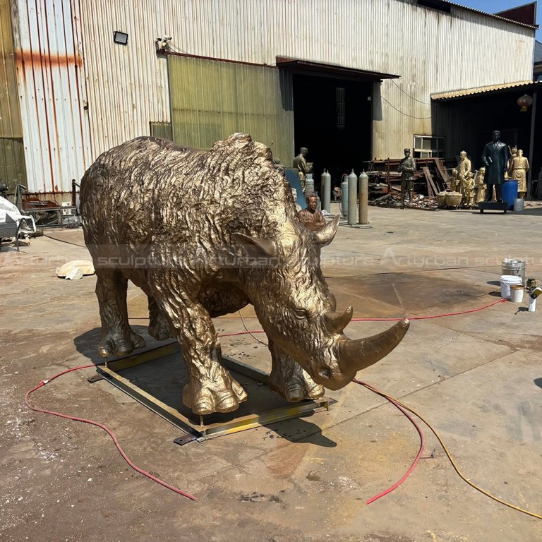 Statue en bronze de rhinocéros extérieure, tête baissée