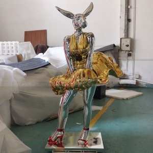 Statua Donna Coniglio in acciaio inossidabile