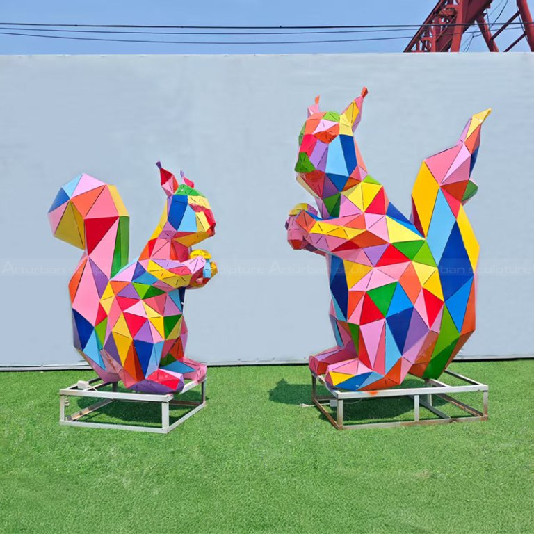 Deux statues d'écureuil géométrique en acier inoxydable