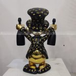 Vista trasera de la estatua del Tío Scrooge en fibra de vidrio