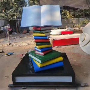 Gartenstatue aus Fiberglas in Buchform für draußen