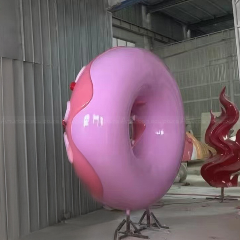große Fiberglas-Donut-Statue