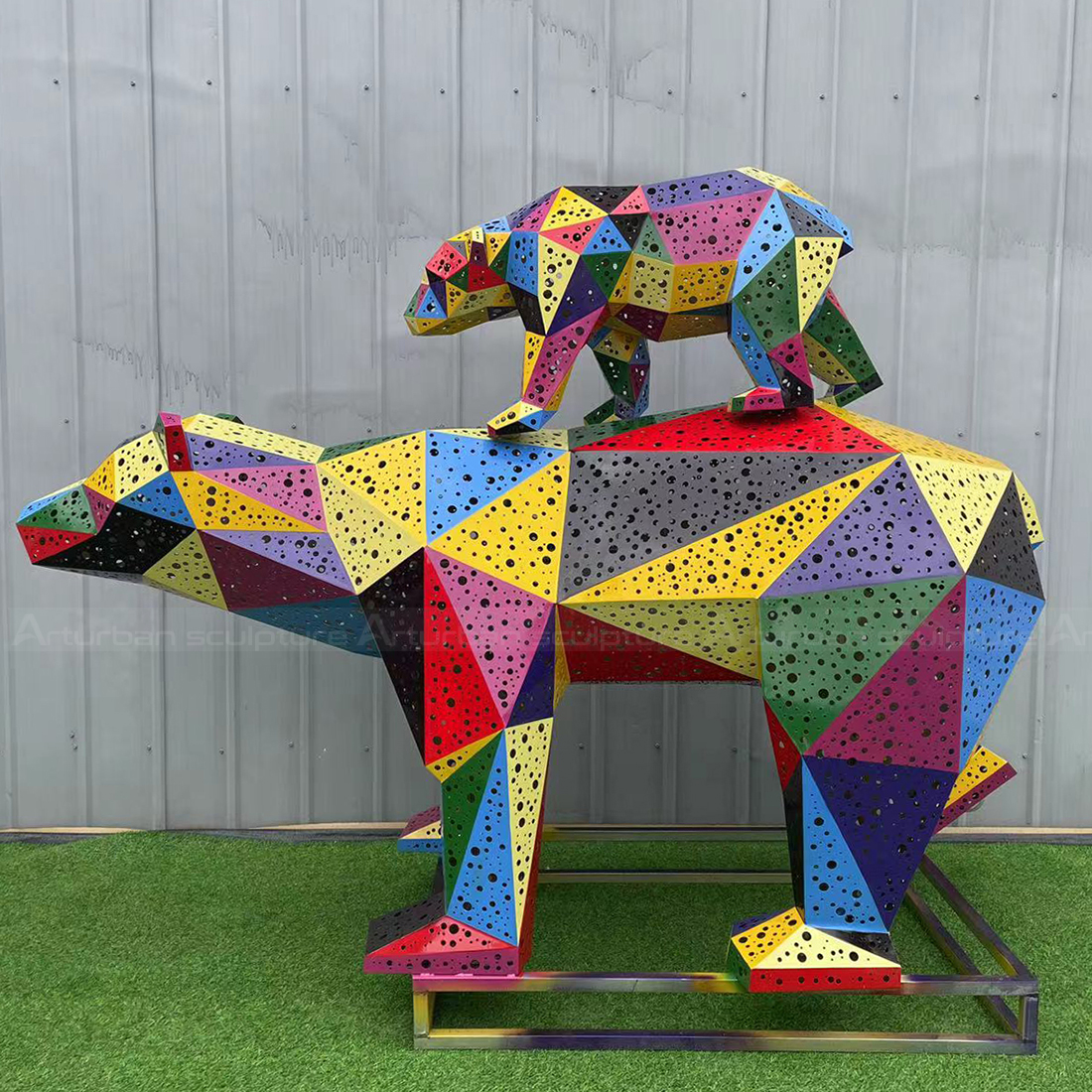 Escultura abstracta de oso, geométrica, en acero inoxidable