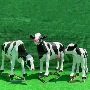 Escultura de vaca lechera con familia de vacas Holstein