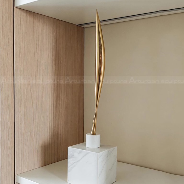 statua dorata Uccello nello Spazio di Brancusi