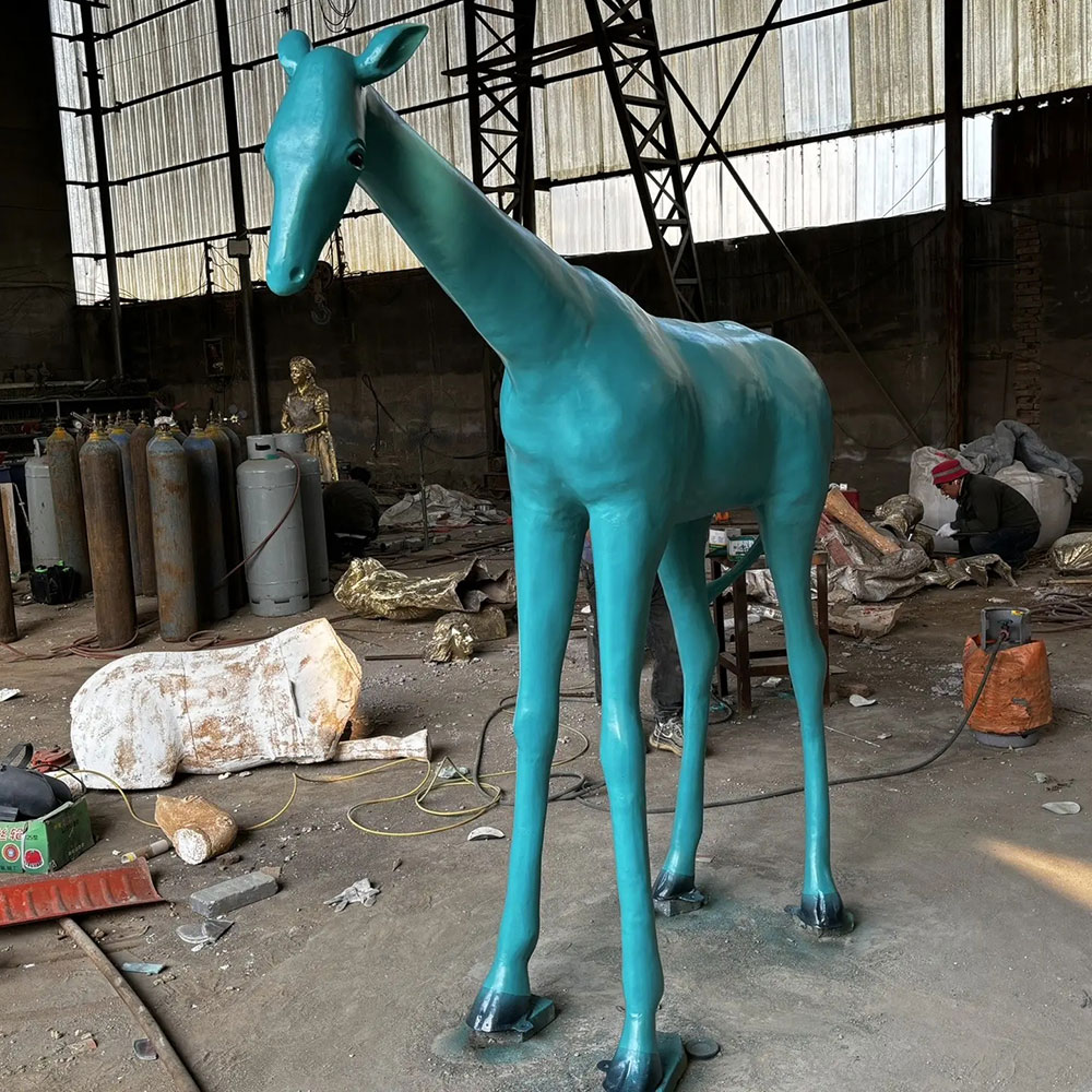 Estatua de ciervo abstracto de pie de bronce ángulo frontal