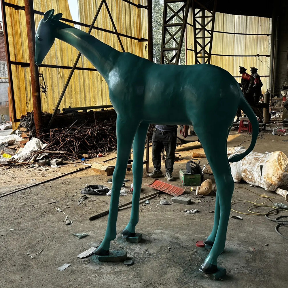 Estatua de ciervo abstracto de pie de bronce