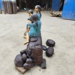 Estatua de niños sentados sobre un tronco - Image 3