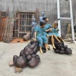 Estatua de niños sentados sobre un tronco - Image 2