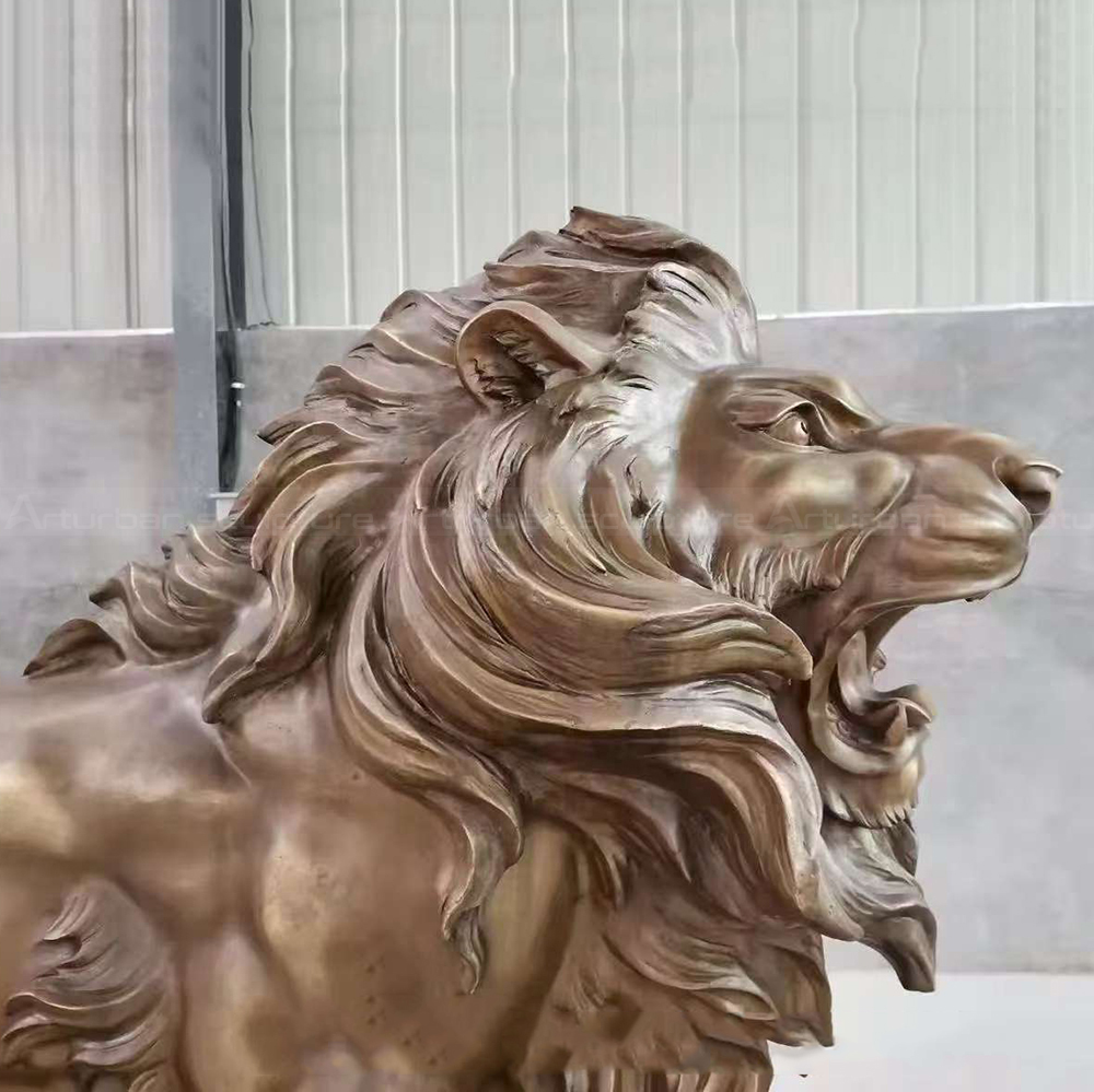 Statua di leone in bronzo cortile anteriore profilo ruggente