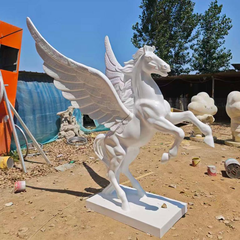Glasfaser-Flugpferd-Skulptur mit erhobenen Vorderhufen