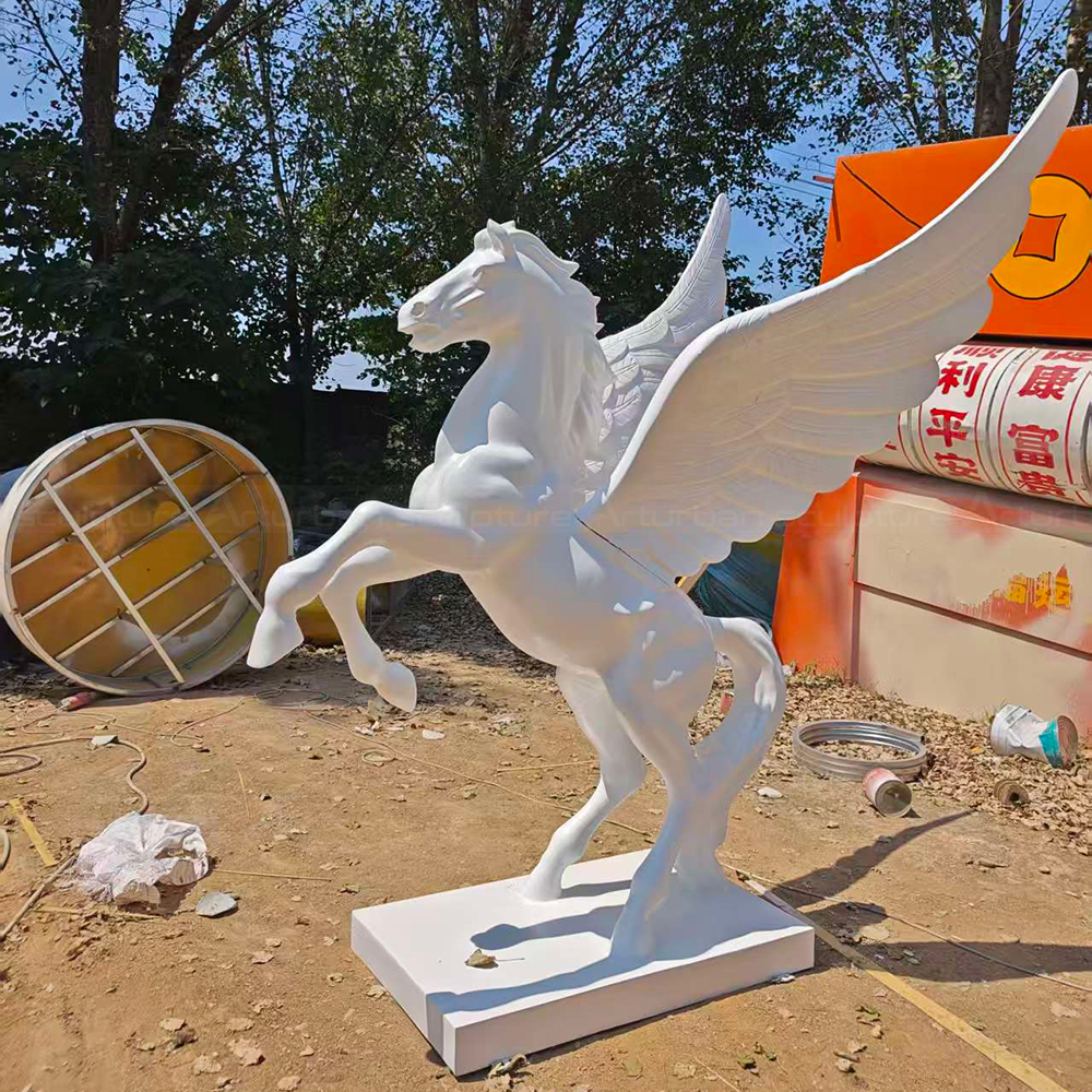 Sculpture de cheval volant en fibre de verre avec ailes déployées