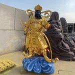 Scultura dei Quattro Re Celesti Virudhaka che tiene la spada