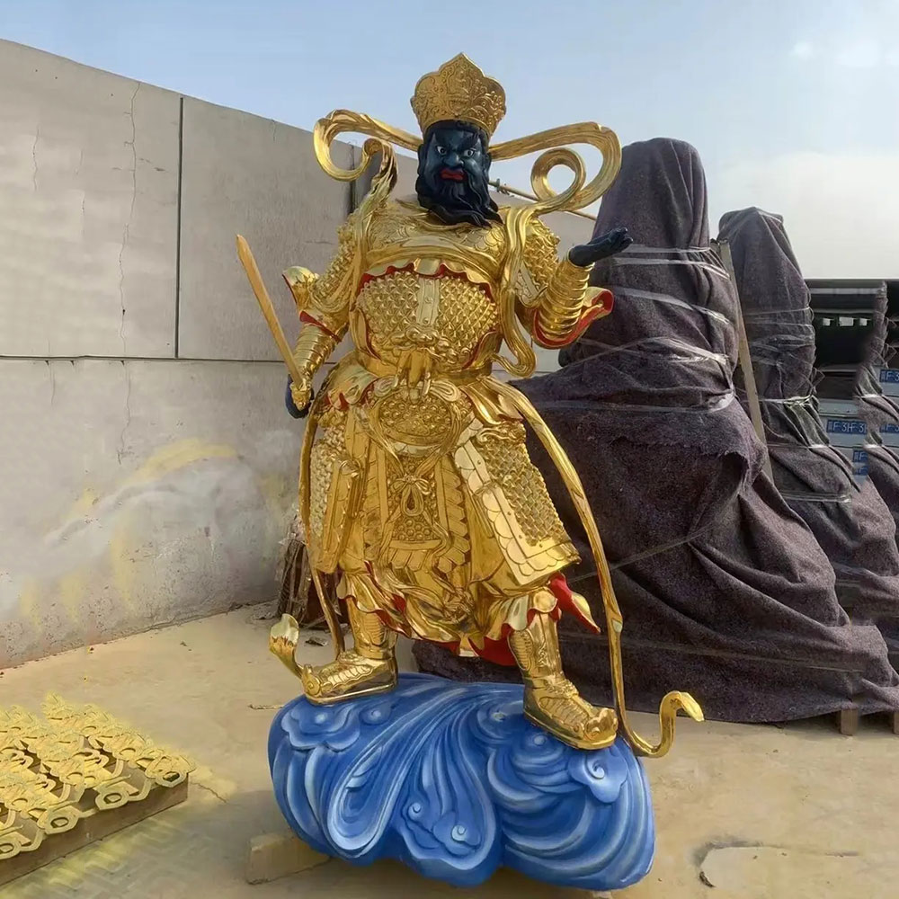 Scultura dei Quattro Re Celesti Virudhaka che tiene la spada