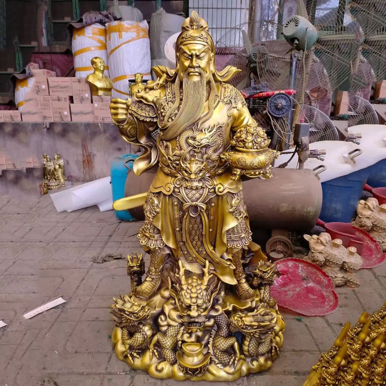 Statue dorée de Guan Di avec bol au trésor