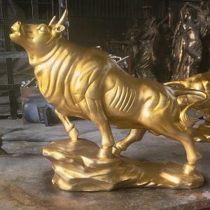 Escultura de Toro Dorado en Bronce con Cuernos Levantados