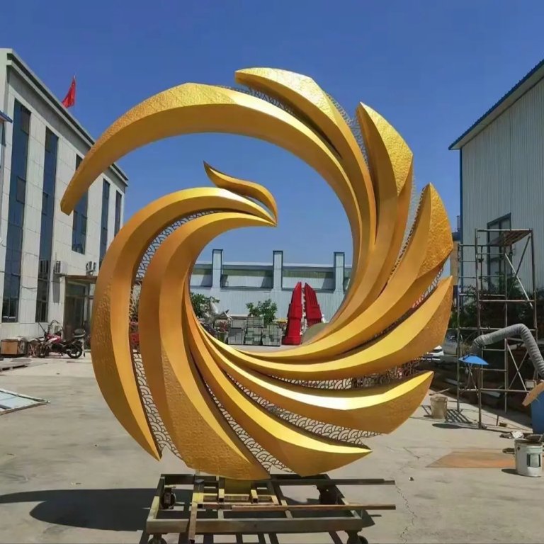Statue de Phénix doré avec des ailes en acier inoxydable